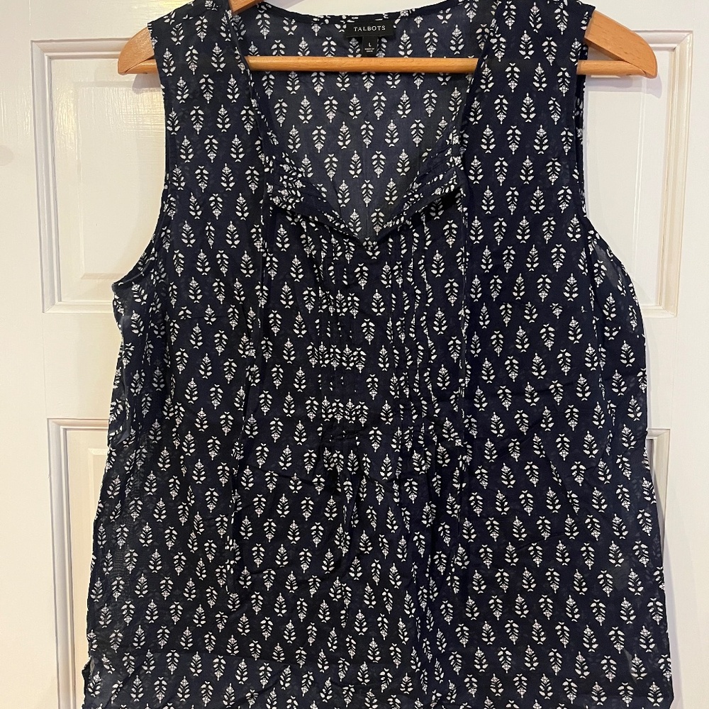 Talbots Navy and white pleated popover sleeveless split neck Blouse